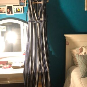 I’m selling a jumper suit